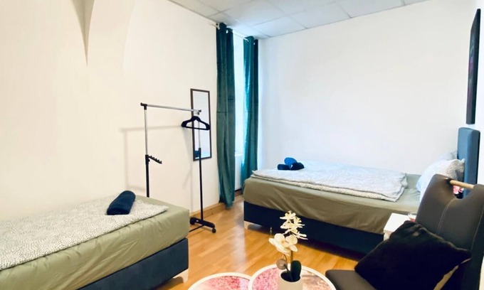 Liesing Apartment | Stylish Shared 3-Bedroom Stay Near City