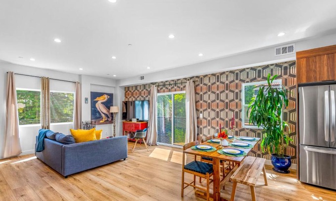 Sherman Oaks Apartment | Pet-Friendly Sherman Oaks Townhouse: 4-Star Comfort Awaits