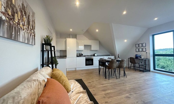 Royal Tunbridge Wells Apartment | Stylish Apartment with Kitchen, Pet Friendly & Family Welcome