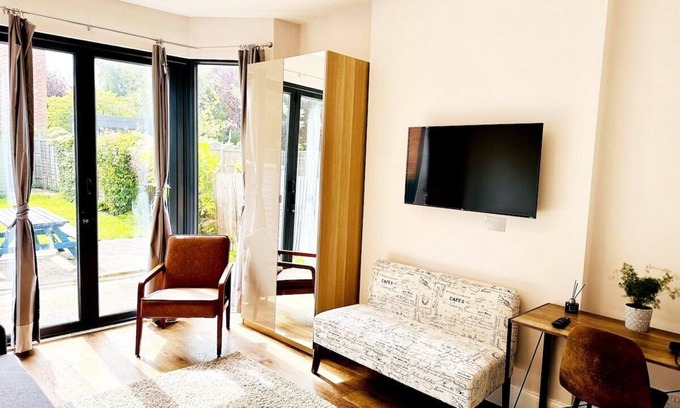 Harrow House | Urban Oasis with Family-Friendly Amenities and Kitchen