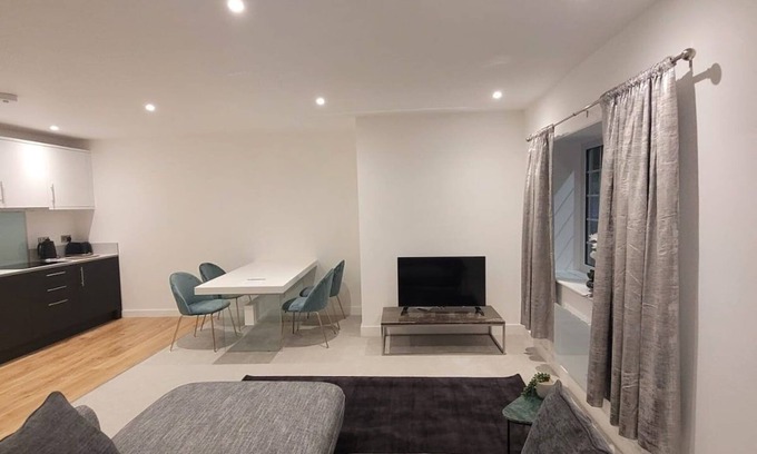 Wainscot Apartment | Stylish Spacious 1 Bed Flat Rochester Strood Located Centrally