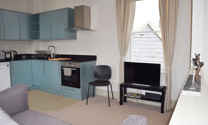 Hammersmith Apartment | Elegant 1 Bedroom Flat in Hammersmith with Spa & Breakfast