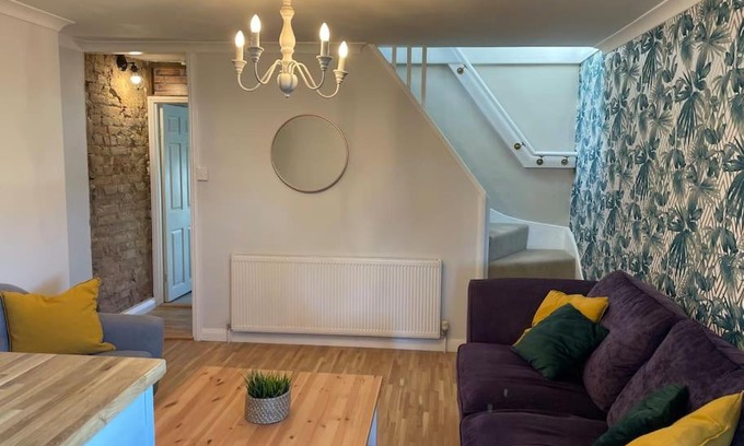 Gravesend Apartment | Pet-Friendly 2 Storey Apartment with Eco Amenities