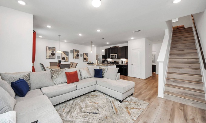 Spring Branch West House | Stylish & Spacious 2BR Gem W/King Suite Sleeps 6