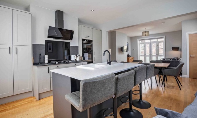 Sheffield Apartment | Guest Rated 10/10: Stylish 3 Bed Apartment with Parking