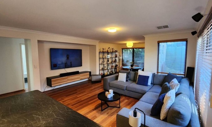 Innaloo House | Stylish & Spacious 3 Bed 2 Bath Home in Doubleview. Perfect for Family & Groups!