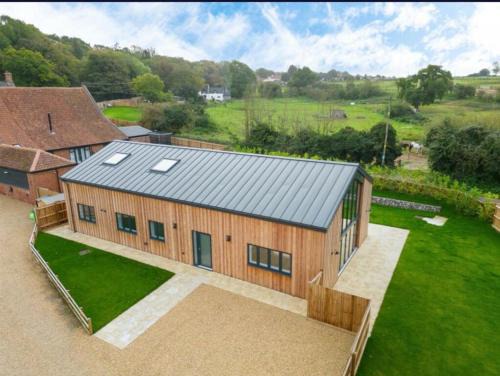 Foxley House | Modern Getaway for Families with Top Amenities