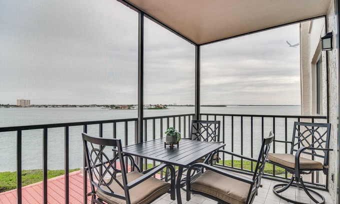 Palma del Mar Condo | Stylish St Petersburg Condo with Balcony & Breathtaking Views