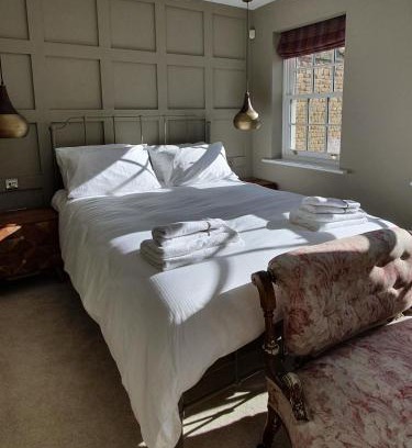 Stamford House | Stylish Stamford Central: Family-Friendly with Free Parking