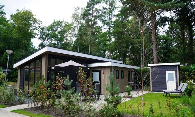 Bosgebied Hoenderloo House | Cozy Chalet with Fireplace in Scenic Wooded Retreat