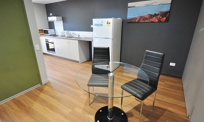 Port Hedland Ski Chalet | Stylish Studio 1x1 Walk to CBD