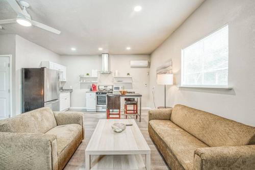 Raisin Apartment | Modern Studio 89: Pet-Friendly Retreat for Family Getaways