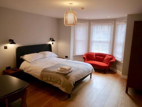 Twickenham Riverside Apartment | Stylish Studio Apartment with Kitchenette & Ensuite Bath