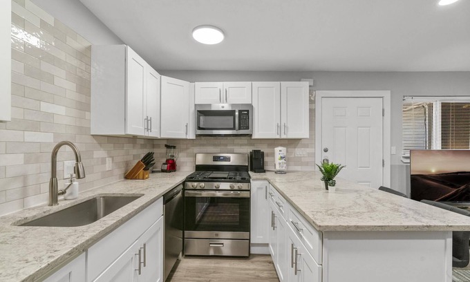 Clarksville Apartment | Modern Studio in Downtown with Breakfast & Family-Friendly Perks