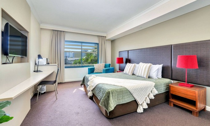 Darwin City Centre Apartment | Stylish Studio Getaway with Poolside Vibes