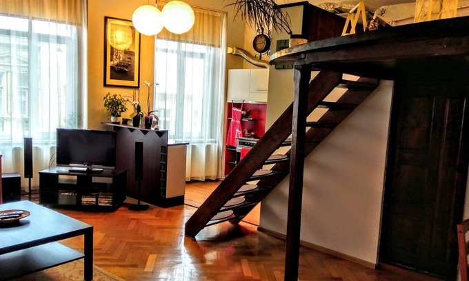 Centrul Vechi Apartment | Chic Studio Kronstadt: Family-Friendly with Kitchen Access