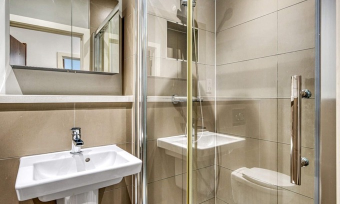 Heathrow Villages Apartment | Modern Studio Near Heathrow - Ideal for Family Stays