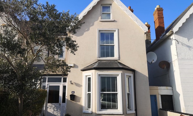 Dollymount House | Stylish Studio with Private Entrance in Victorian House