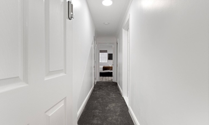 Hale Apartment | Contemporary Mill Hill Studio: Family-Friendly Retreat