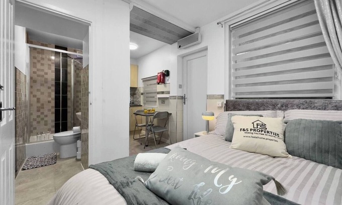 Maerdy Apartment | Stylish Studio Suite with VIP Lounge Access in Maerdy