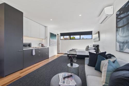 St Kilda West Apartment | Stylish Studio with Child-Friendly Amenities near the Beach