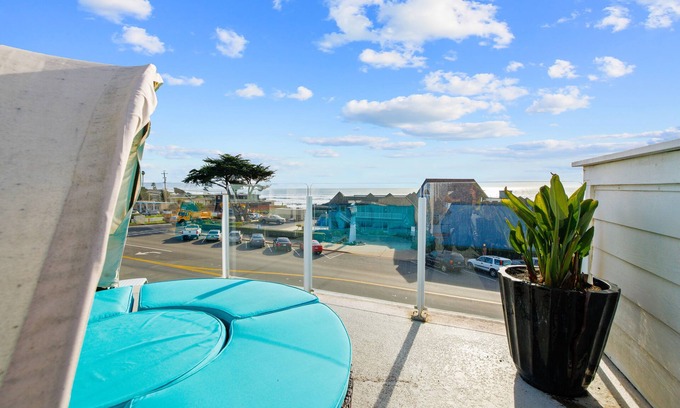 Cayucos Apartment | Oceanfront Studio with Balcony, Fireplace & Scenic Views