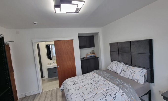 London Colney Apartment | Stylish Suites with Kitchenette & Breakfast Included