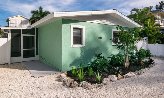Ilexhurst House | Prime Beachside Retreat with Ocean Views and Pet-Friendly Options