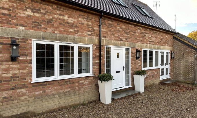 Ockley House | Guest Rated 10/10: Stylish Surrey Hills House with En-Suite