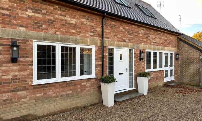 Ockley House | Elegant Surrey Hills House with 2 Ensuite Bedrooms
