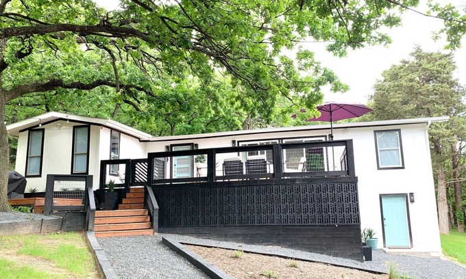 Pottsboro House | Idyllic 4BR Lake Texoma Retreat with Spa & Scenic Views