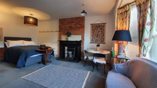 Nailsworth Apartment | Chic Town Centre Apartments - Pet & Child Friendly Retreat