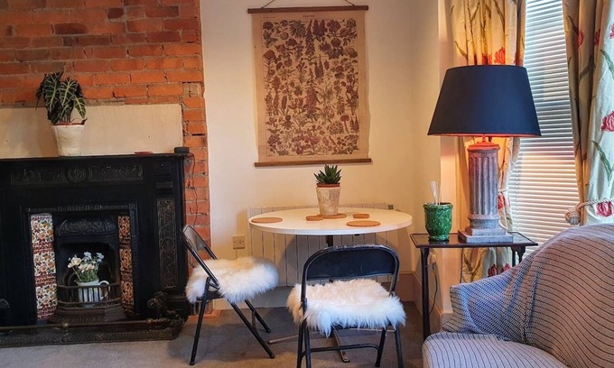 Nailsworth Apartment | Modern Town Centre Studio with Family-Friendly Amenities