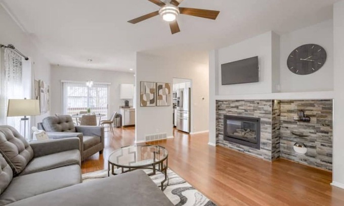 McArdle House | Elegant Townhome Near All Local Conveniences & Family-Friendly