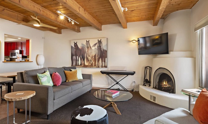 Northeast Santa Fe House | Premier Townhome Steps from SF Galleries with Pool & Spa