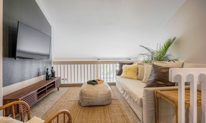 Barths House | Stylish Townhouse w/Spa-like Décor!