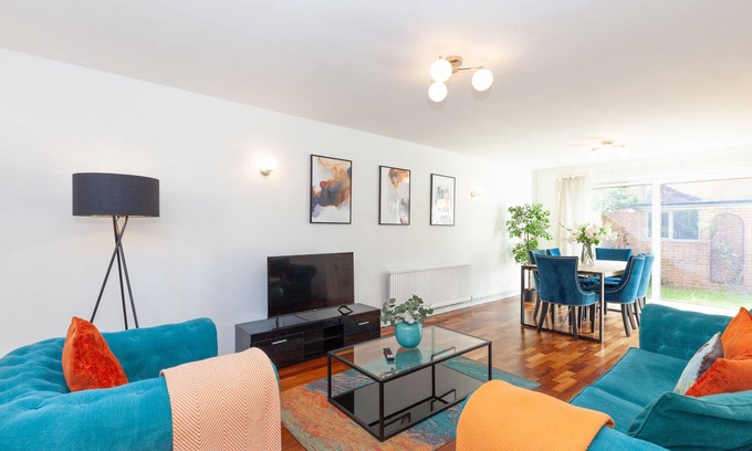 Summertown House | Modern Townhouse with Parking & Family-Friendly Amenities