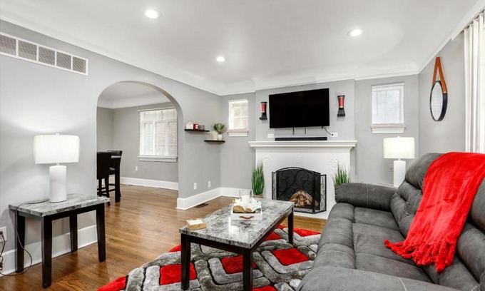 Grosse Pointe Apartment | Tranquil & Comfy Retreat with Queen Beds - 9/10 Rated
