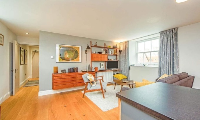 Wells Apartment | Stylish City Centre Flat with Free Parking and Amenities