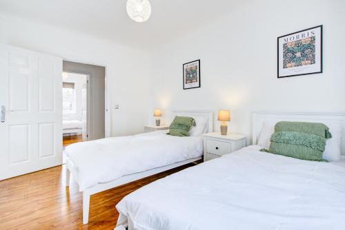 Havering Apartment | Modern Two Bedroom Apartment with Free Parking & High Ratings