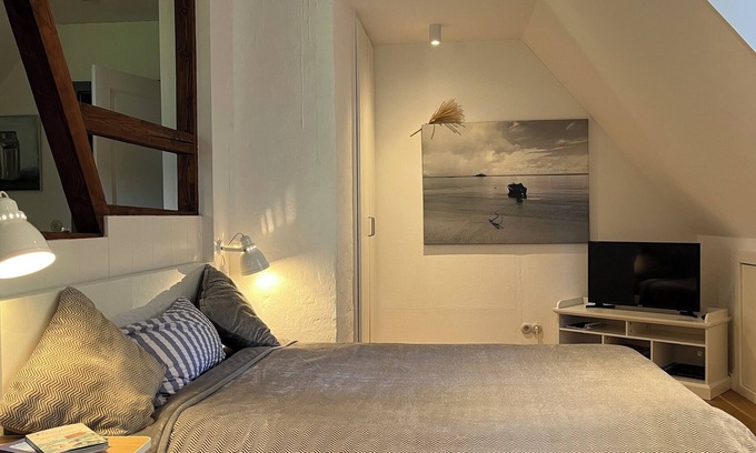 Oldenswort Apartment | Stylish Retreat with Park-Like Garden on Eiderstedt Island