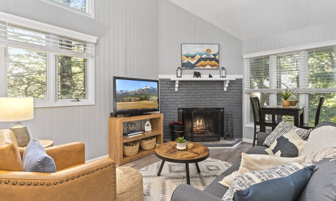 Wintergreen Condo | Modern Retreat: Pet-Friendly, Steps to Slopes & Top-Rated!