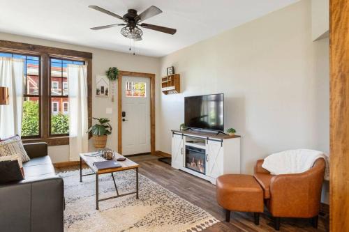 Butte Apartment | Modern Uptown Butte Condo with Family & Pet-Friendly Perks
