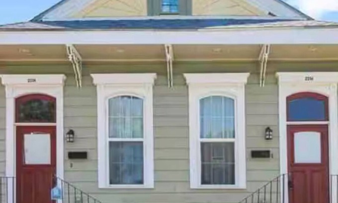 Faubourg Lafayette House | Stylish Uptown Duplex 1/1 - Walkable Uptown Gem Near Dining & Bars