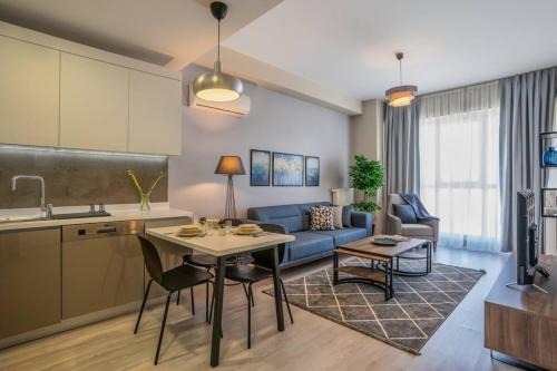 Mahmutbey Apartment | Vibrant Urban Apartment - Immerse in City Life