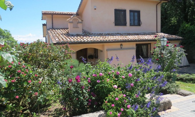 Campagnano di Roma Villa | Stylish Villa With Pool Near Rome