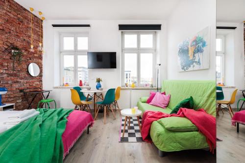 Stare Podgorze Apartment | Vibrant Studio Stay in Kraków's Podgórze - Family Friendly