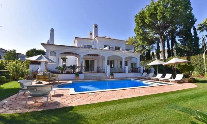 Almancil Villa | Elegant Villa with Heatable Pool near Quinta Shopping