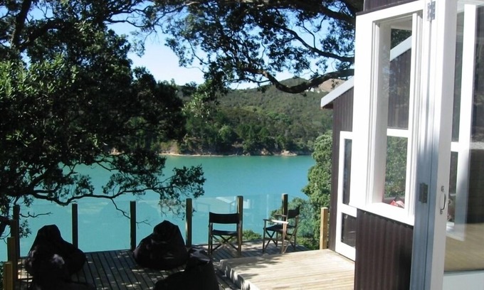 Ostend House | Scenic Waterfront Retreat with Breathtaking 180° Views