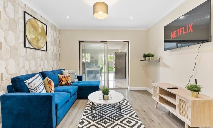 Sudbury House | Stylish Wembley Gem - Parking -Sleeps 14